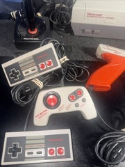 Nintendo NES Console Original TESTED Bundle W Games 3 controllers + Zapper .