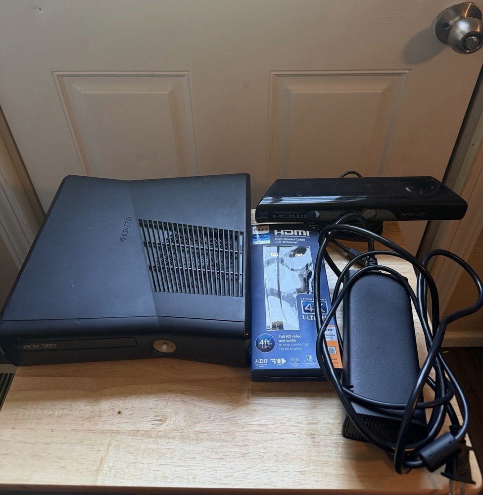 Xbox 360 Slim (4GB) Bundle (Model 1439)