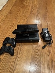 Xbox 360 E Kinect + 2 Wireless controllers