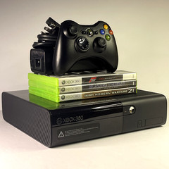 Microsoft Xbox 360 E 4GB Console Bundle OEM Controller Power Supply Games Tested