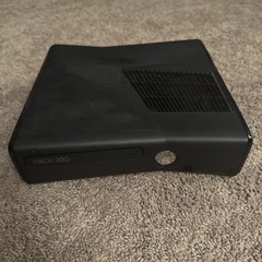 Xbox 360 S Bundle — 250GB, 2 Controllers, 3 Games — Read Condition