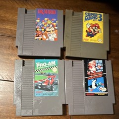 Nintendo NES Console Bundle 2 Controllers Zapper + 4 Games