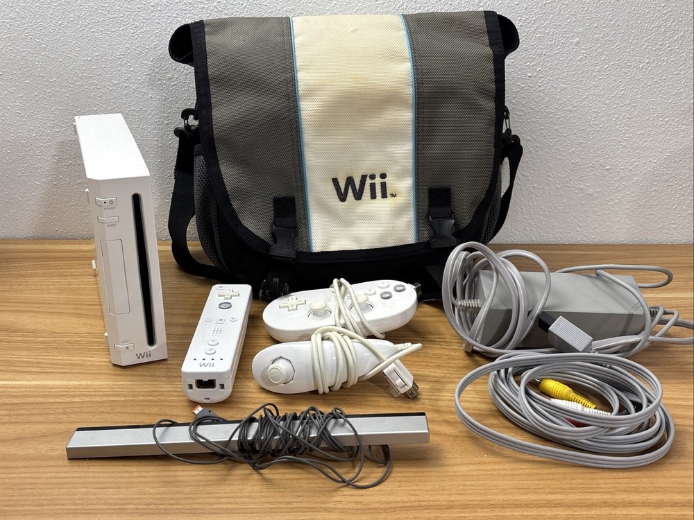 Nintendo Wii RVL-001 Bundle 1 Controller 1 Nunchuk 1 Game Controller Wii Bag