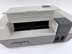 Nintendo NES Console + Controller, Zapper, AV cable, Power Supply – Tested