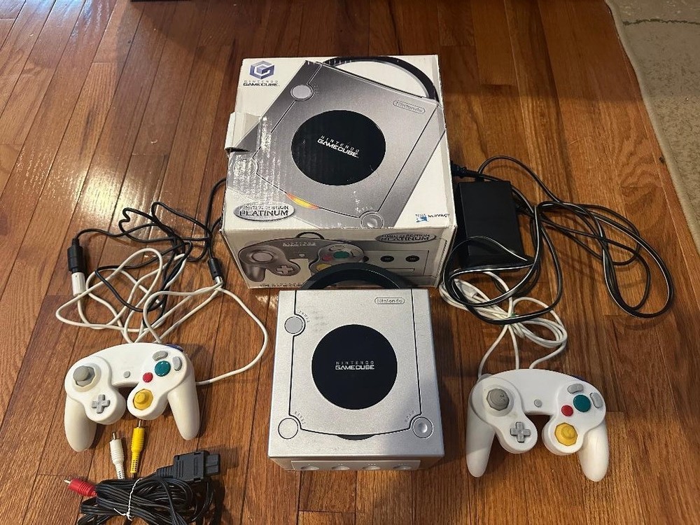 Nintendo DOL-101 GameCube Platinum Silver Console With Box.