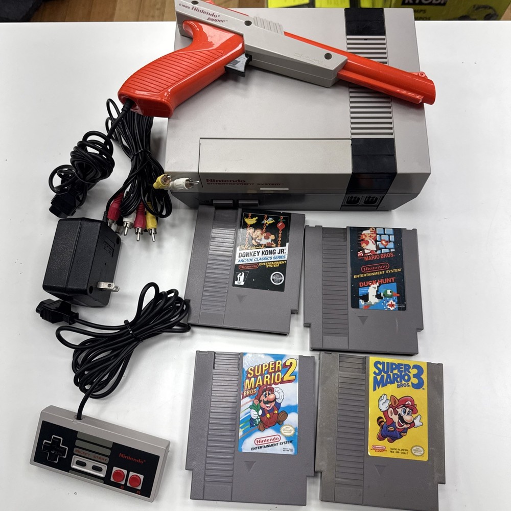 Nintendo NES Console Bundle Ctrl Zapper 4 Games Super Mario 1-3 DONKEY KONG JR