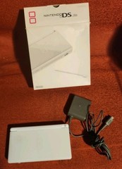 Nintendo DS Lite Handheld System – White (Bottom Screen Corner Issue)