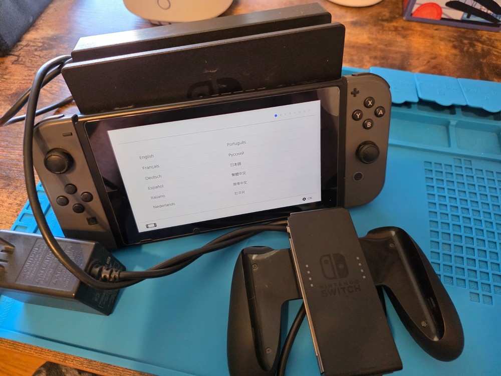Nintendo Switch Console Bundle with Gray Joy-Cons (HAC-001)