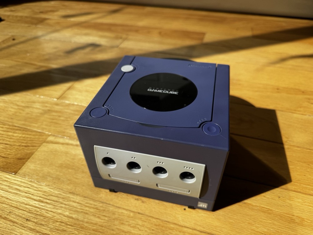 GameCube Console Wavebird, Memory Card, Broadband Adaptor, 3 Games