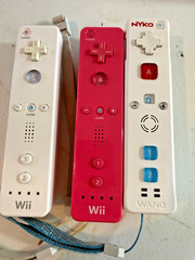 ( BUNDLE ) Nintendo Wii Console w/ 5 Games, 3 controllers, 2 nunchucks