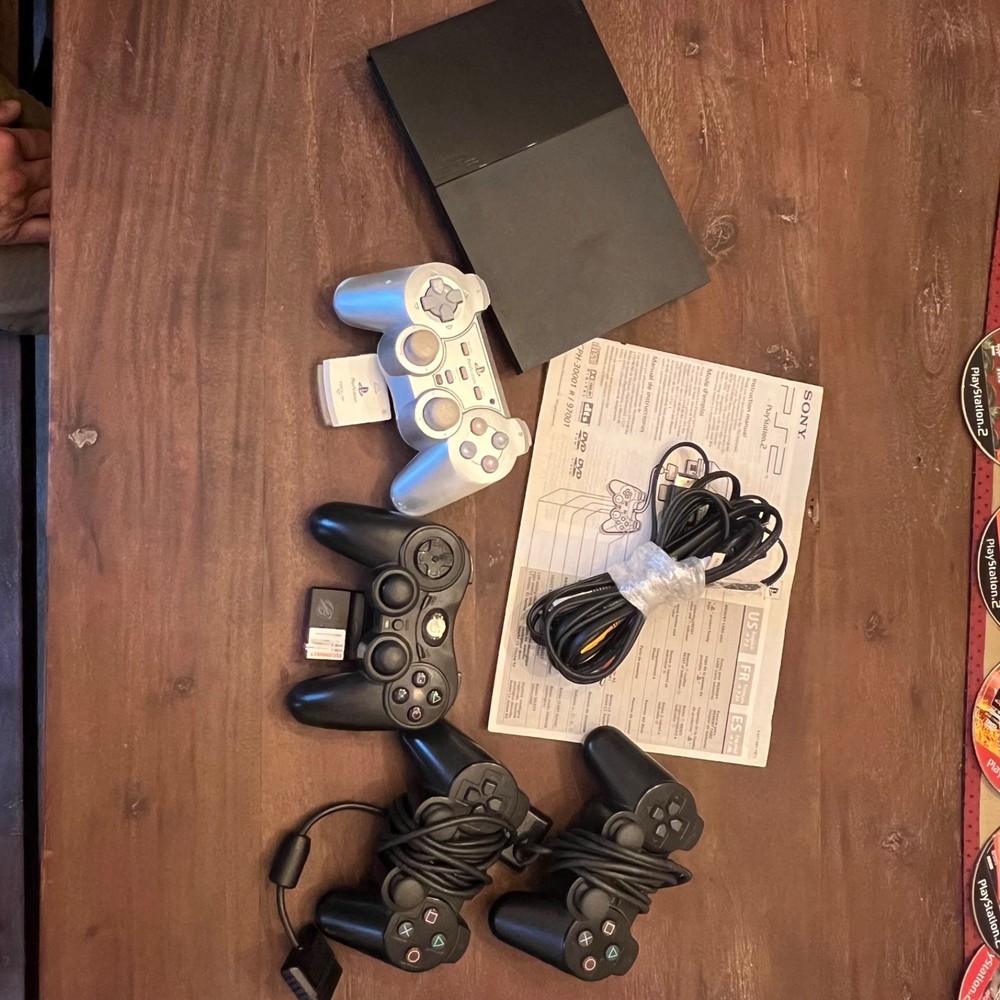 PlayStation 2 console bundle/2 wired 2 wireless controllers (4)/ 21 games-tested
