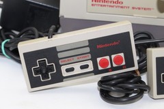 Nintendo NES Console Bundle w/Controllers, Gun, Manual, Inserts Tested
