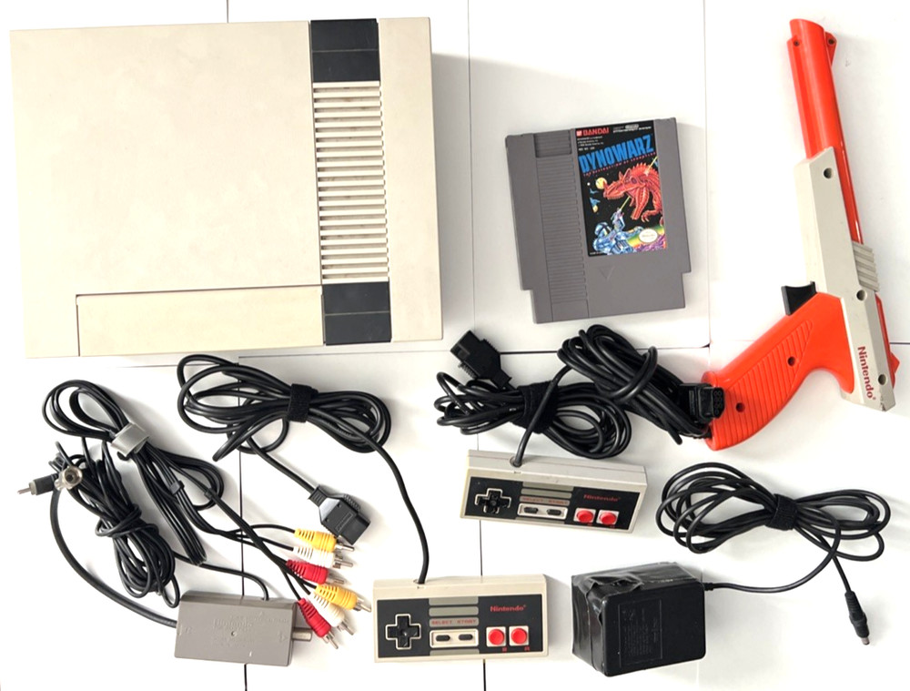 Nintendo NES Console Bundle 2 Controllers Zapper Cables & Dynowarz Game Tested