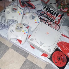 SEGA Dreamcast White Console Bundle w/ 3 Controllers + Ready 2 Rumble Boxing