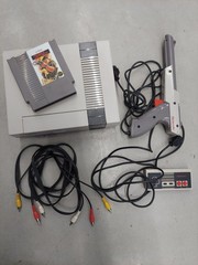 Nintendo Entertainment System NES Console w/ Controller, Light Gun & Game