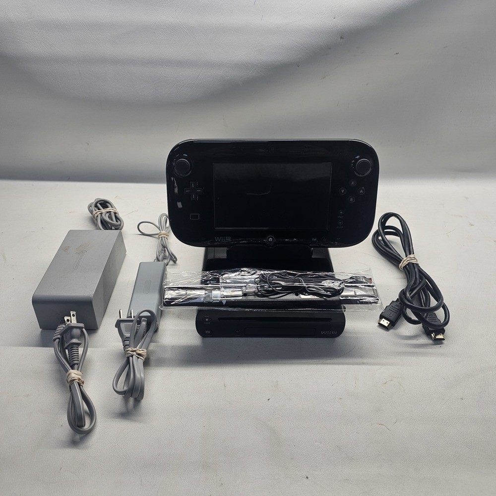 NINTENDO WUP-101(02) WII U CONSOLE & GAMEPAD W/ CORDS AND MOTION BAR
