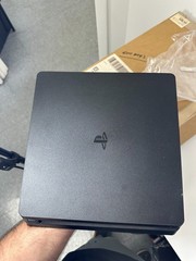 Sony PlayStation 4 Slim 500GB + 2 Controllers DualShock 4
