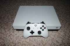 XBOX ONE X – 1TB – Robot White Special Edition with Controller and Cables