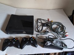 Microsoft Xbox 360 S 250GB Black Wi-Fi Console 2 Controllers 2 AV Cables