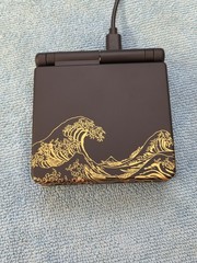 GBA SP – USB-C Charge – Hispeededido IPS – eXtremeRate “The Great Wave” Shell