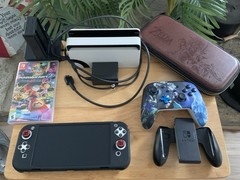 BUNDLE Nintendo Switch OLED 64 GB White EXTRAS Case Controller Mario Kart EC LN