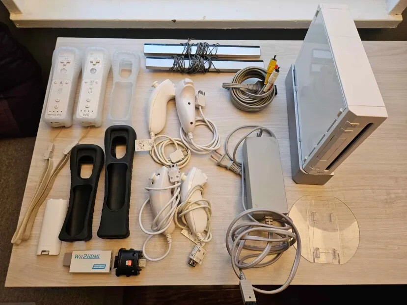Nintendo Wii 512MB Gaming Console – White (RVLSWFSP)