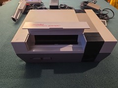 Vintage Nintendo NES Gray Video Game Console With 2 Controllers And Zapper