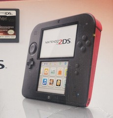2ds console with 8 games ,box, Plastic Case, Everything Works
