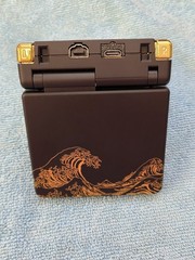 GBA SP – USB-C Charge – Hispeededido IPS – eXtremeRate “The Great Wave” Shell