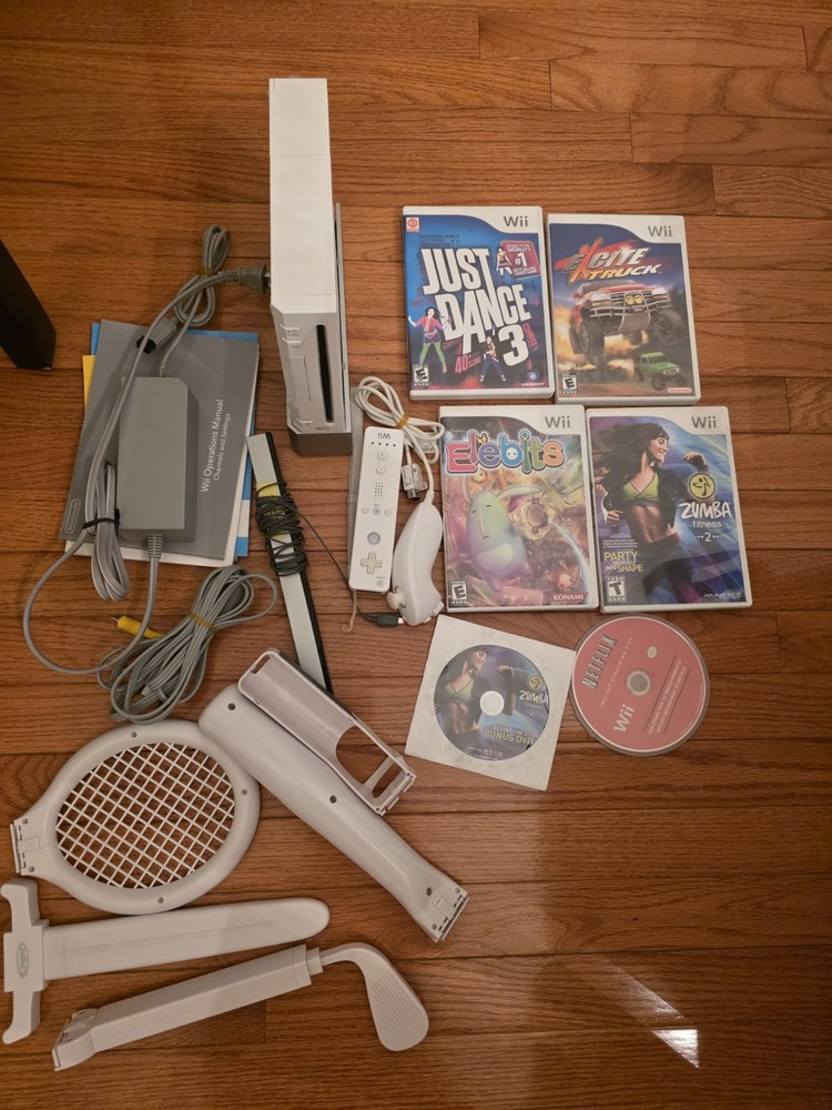 Wii Console Bundle, Controller, Nunchuck, 4 Games, Attachments – Tested
