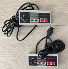 Nintendo NES Complete Console 2 Controls w/ Gun 4 Games Mario Track Field Tested