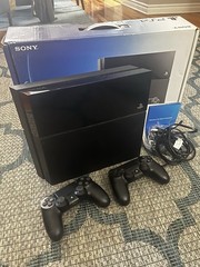 Sony PlayStation 4 PS4 500GB Black CUH-1215A 2 Controllers 2 Games CIB