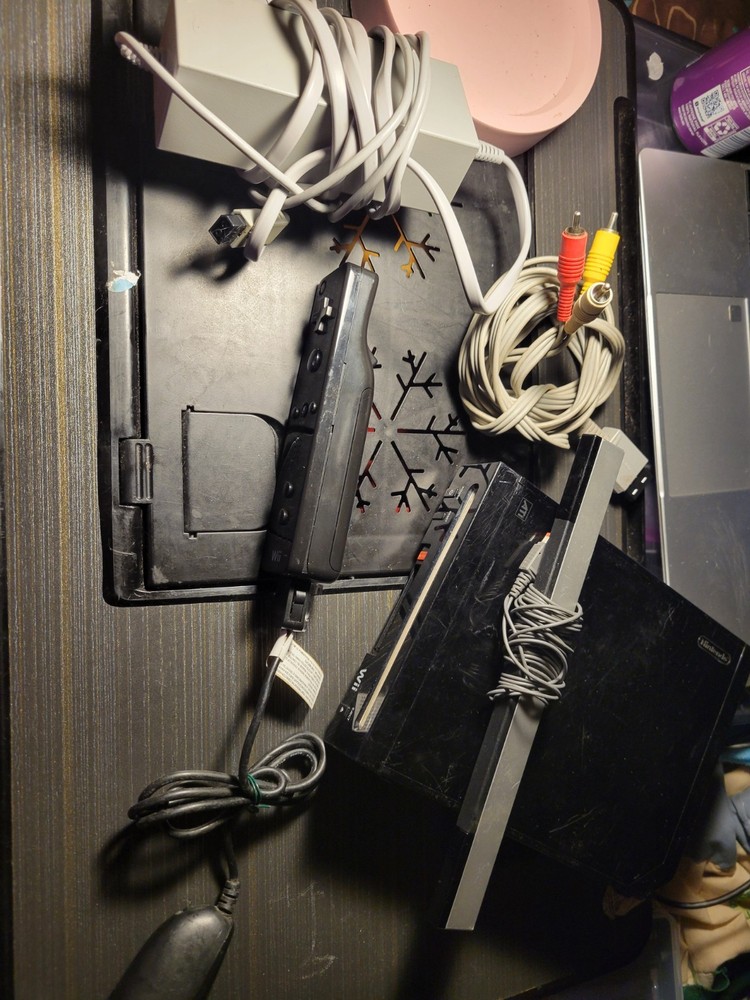 Nintendo Wii RVL-101 Black System with Cables and Controller TESTED