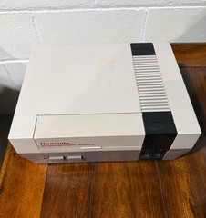 Nintendo Entertainment System – Console + Super Mario/Duck Hunt – Gray (NES-001)