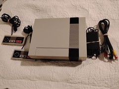 Nintendo NES Console 2 Controllers, Power Supply, AV Cable B