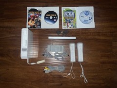 White Nintendo Wii Console RVL-001 Bundle w/ OEM Power & AV & games- Tested
