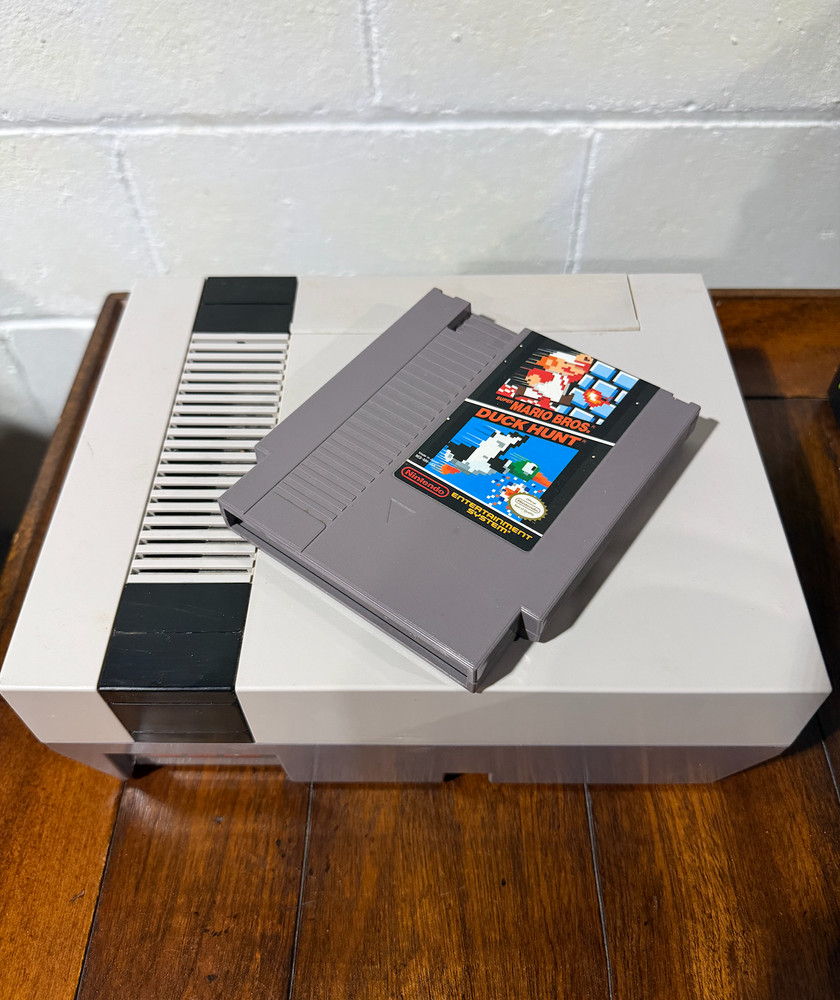 Nintendo Entertainment System – Console + Super Mario/Duck Hunt – Gray (NES-001)