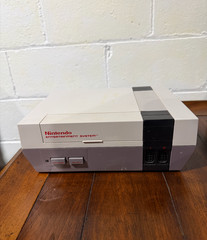 Nintendo Entertainment System – Console + Super Mario/Duck Hunt – Gray (NES-001)