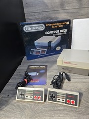 Nintendo NES Control Deck Home Console CIB 2 controllers Tested Good Condition
