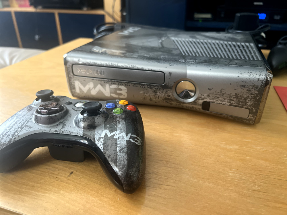 Microsoft Xbox 360 S Modern Warfare 3 Console 320GB LE + Accessories + Games