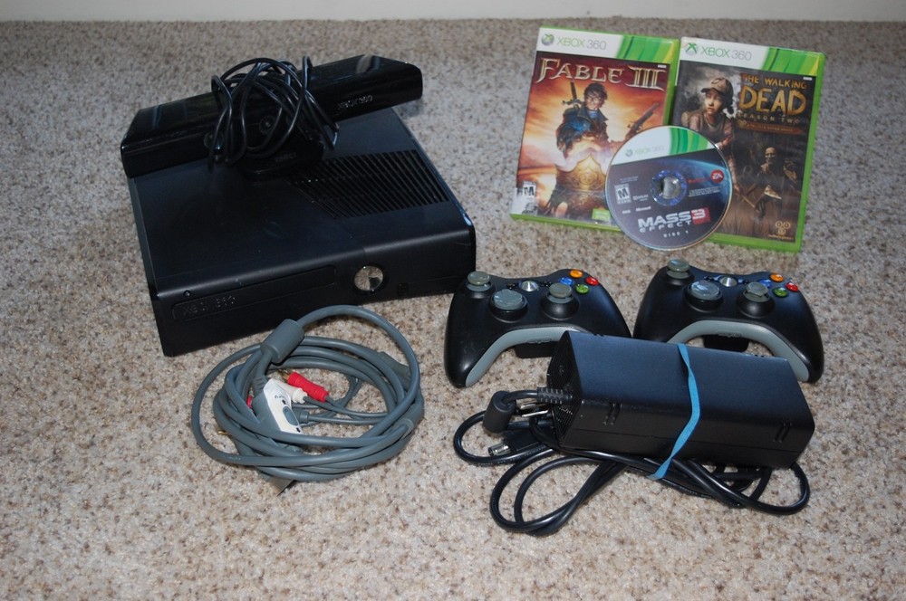Xbox 360 S 4GB Console Bundle w/Kinect & 2 Controllers & 4 Games Tested