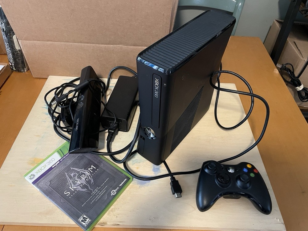 Black Xbox 360 Slim 120GB w/ Kinect, Controller & Skyrim Vintage
