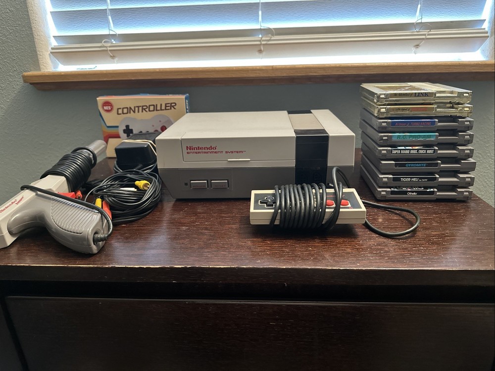 Nintendo NES Gray Console Bundle W/ Controllers, Zapper And Games Tested-working