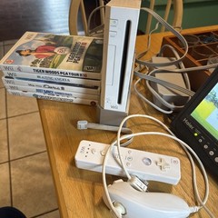 Nintendo Wii RVL-001 512 MB Home Console – White W/Games, Controller/Numchuck