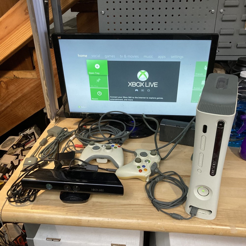 Microsoft Xbox 360 Console 2x Controllers Cords Kinect
