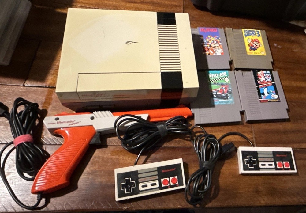 Nintendo NES Console Bundle 2 Controllers Zapper + 4 Games