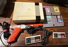 Nintendo NES Console Bundle 2 Controllers Zapper + 4 Games